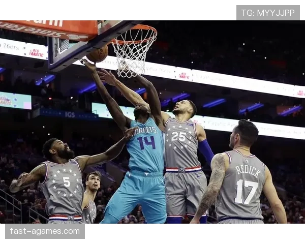 埃迪·琼斯突破拉开防守差距，助力球队关键时刻得分爆发