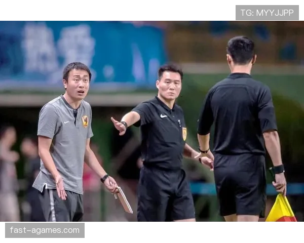 越位判罚中裁判助理举旗示意的关键规则与判定标准解析