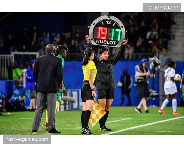 第四官员在足球比赛中职责与裁判组协调规则解析