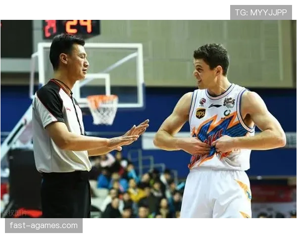 群体冲突判罚：裁判如何界定“参与斗殴”与“劝架”？